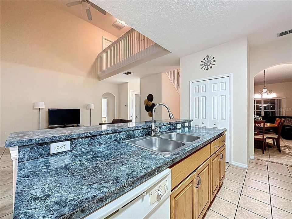 待售: $460,000 (5 贝兹, 3 浴室, 2532 平方英尺)