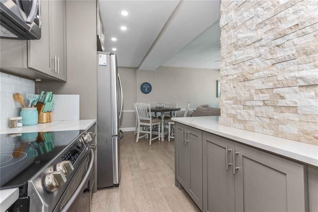 For Sale: $445,000 (2 beds, 2 baths, 1295 Square Feet)