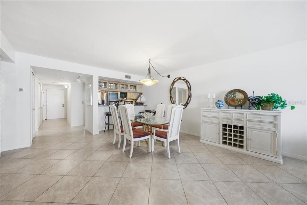 En Venta: $575,000 (2 camas, 2 baños, 1425 Pies cuadrados)