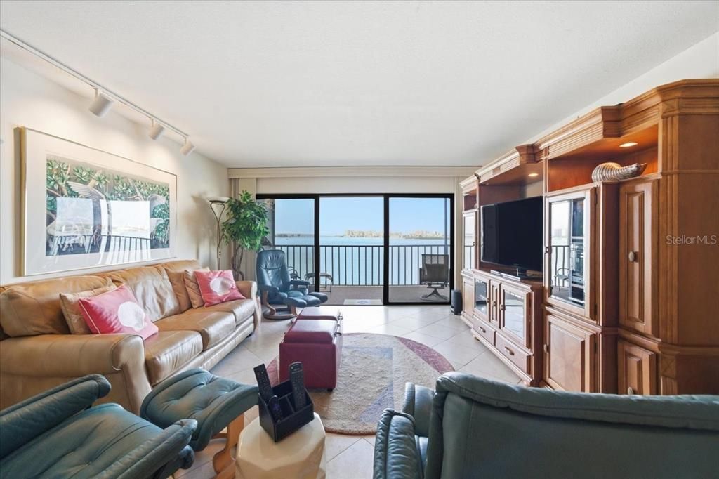 En Venta: $575,000 (2 camas, 2 baños, 1425 Pies cuadrados)