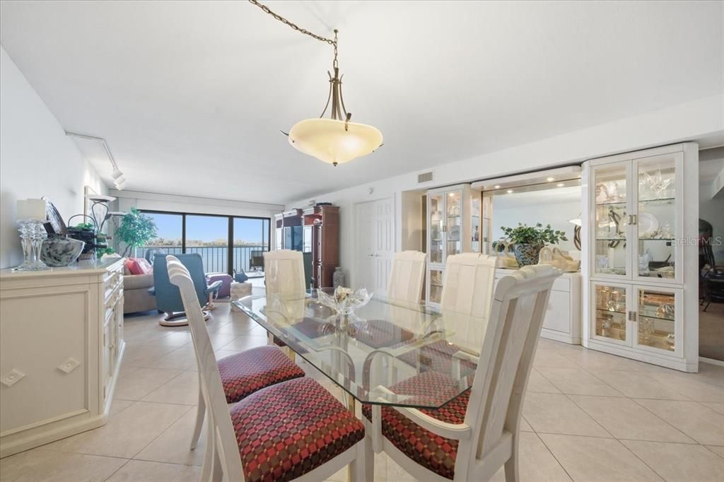 En Venta: $575,000 (2 camas, 2 baños, 1425 Pies cuadrados)