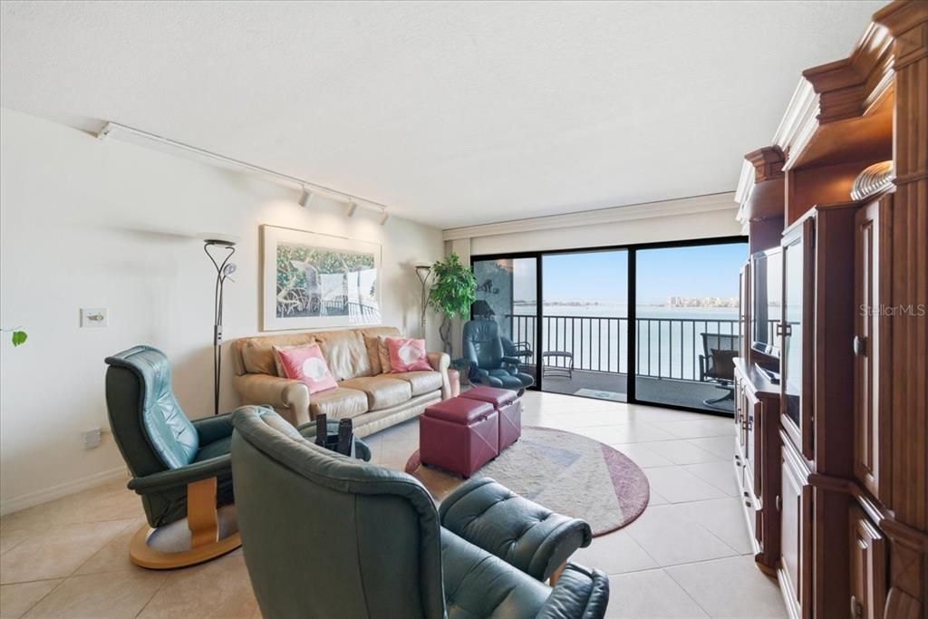 En Venta: $575,000 (2 camas, 2 baños, 1425 Pies cuadrados)