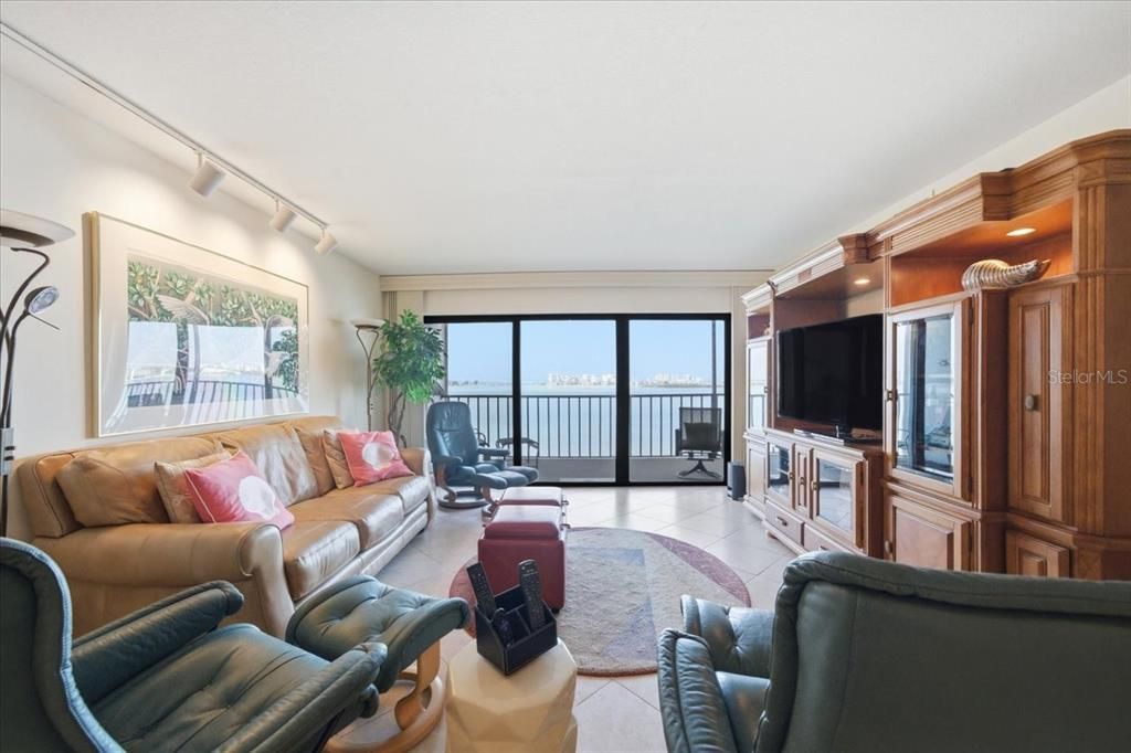 En Venta: $575,000 (2 camas, 2 baños, 1425 Pies cuadrados)