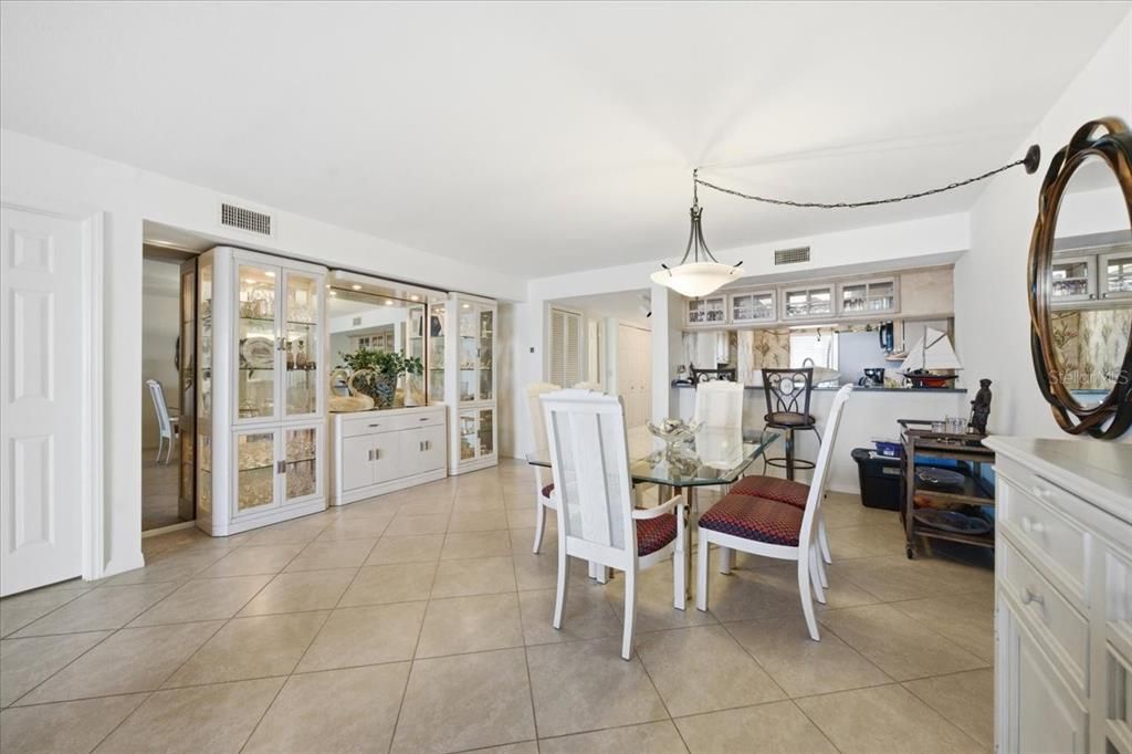 En Venta: $575,000 (2 camas, 2 baños, 1425 Pies cuadrados)