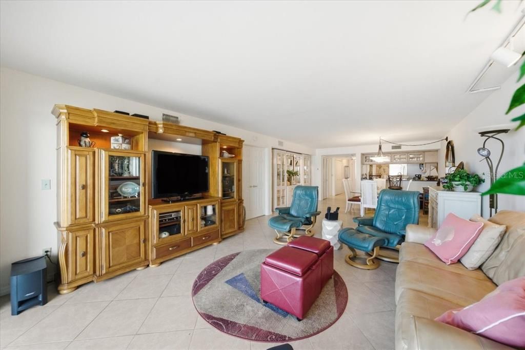 En Venta: $575,000 (2 camas, 2 baños, 1425 Pies cuadrados)