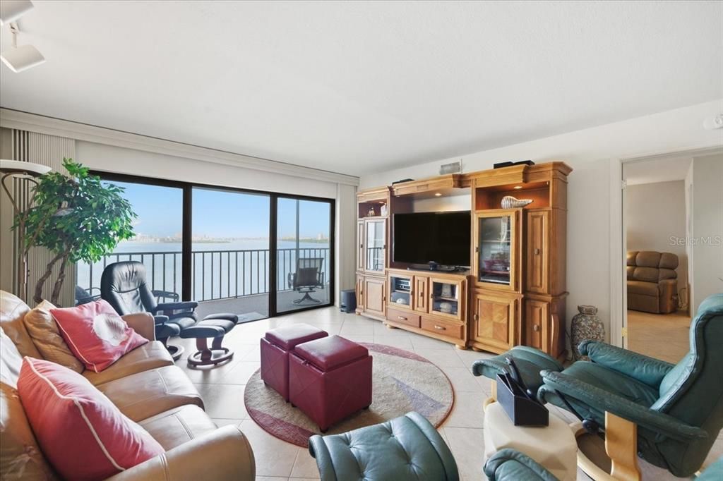 En Venta: $575,000 (2 camas, 2 baños, 1425 Pies cuadrados)