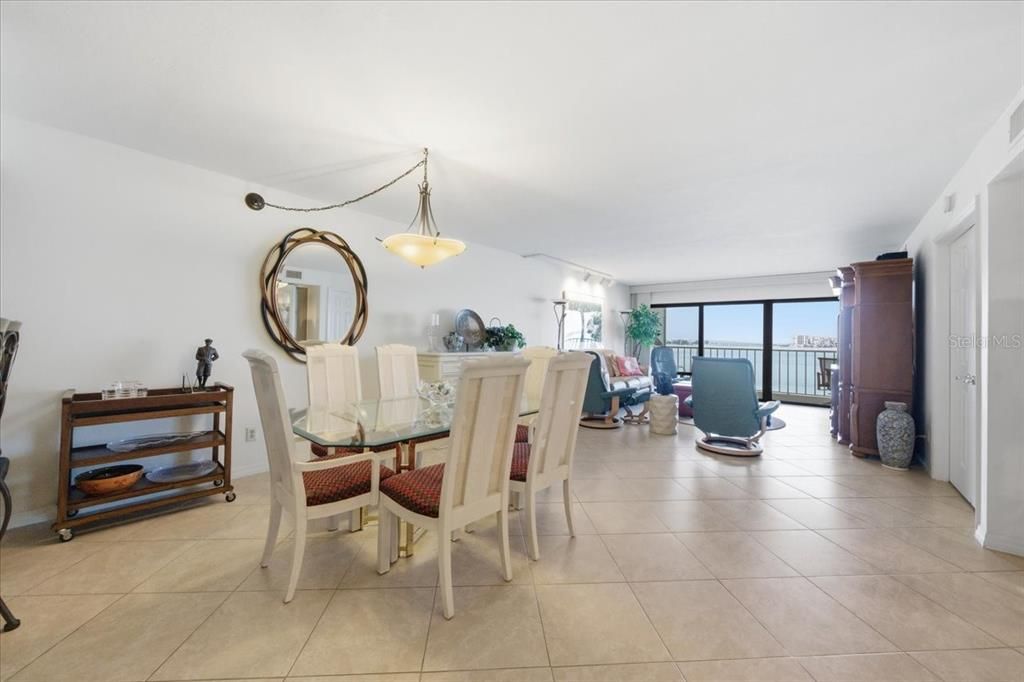 En Venta: $575,000 (2 camas, 2 baños, 1425 Pies cuadrados)