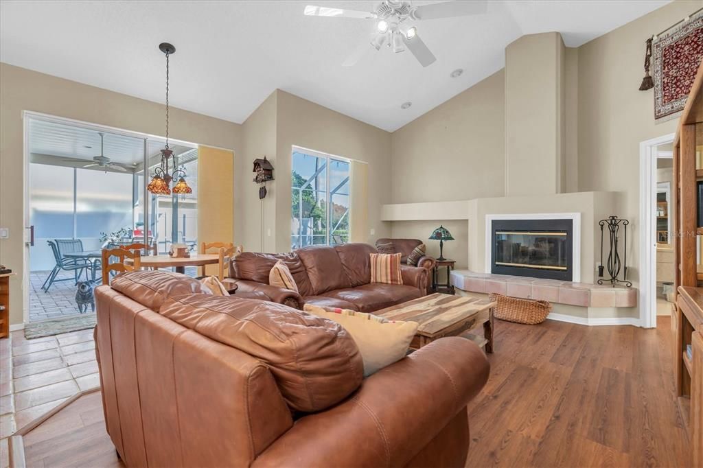 待售: $625,000 (4 贝兹, 3 浴室, 2245 平方英尺)