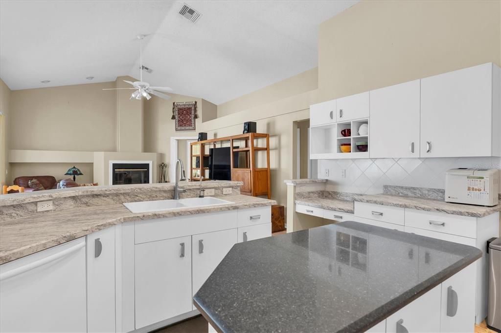 待售: $625,000 (4 贝兹, 3 浴室, 2245 平方英尺)