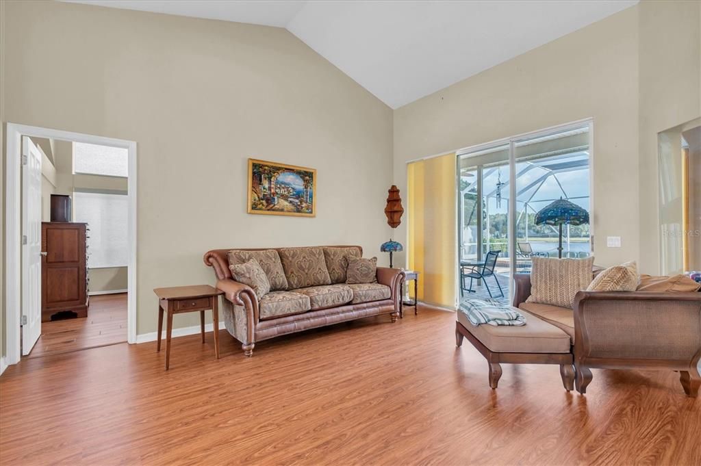 待售: $625,000 (4 贝兹, 3 浴室, 2245 平方英尺)