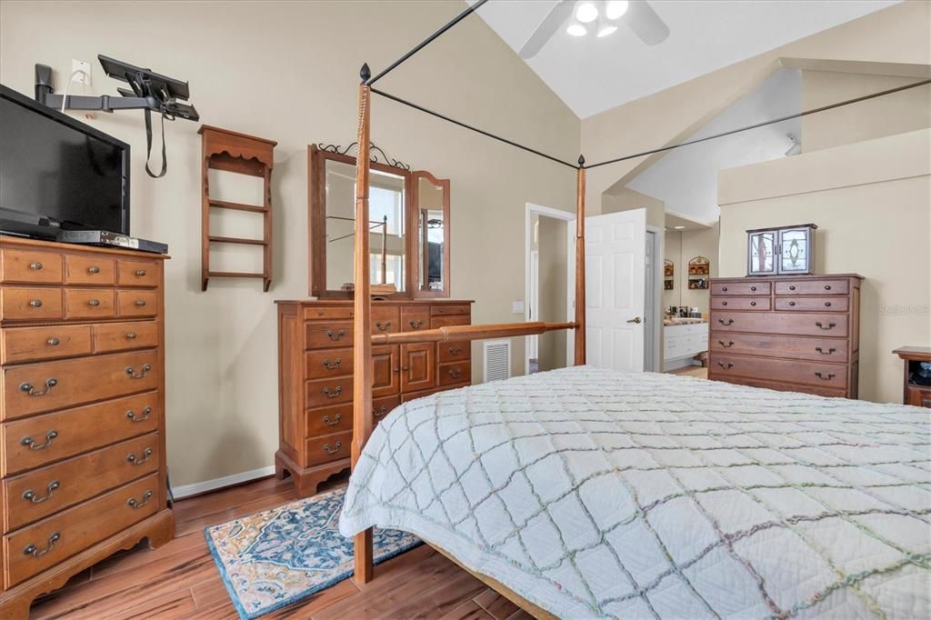 待售: $625,000 (4 贝兹, 3 浴室, 2245 平方英尺)