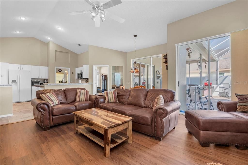 待售: $625,000 (4 贝兹, 3 浴室, 2245 平方英尺)