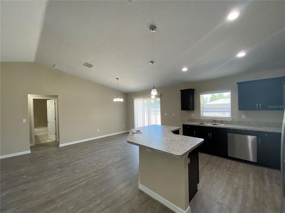 出租: $1,795 (3 贝兹, 2 浴室, 1555 平方英尺)