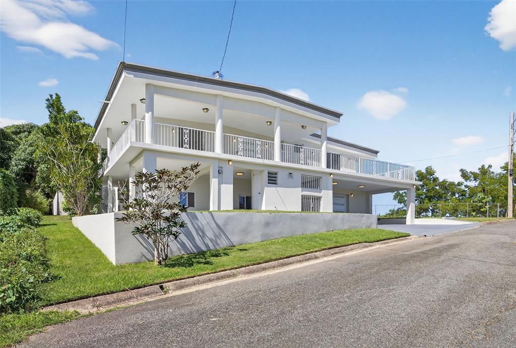 For Sale: $1,395,000 (5 beds, 5 baths, 2867.19 Square Feet)