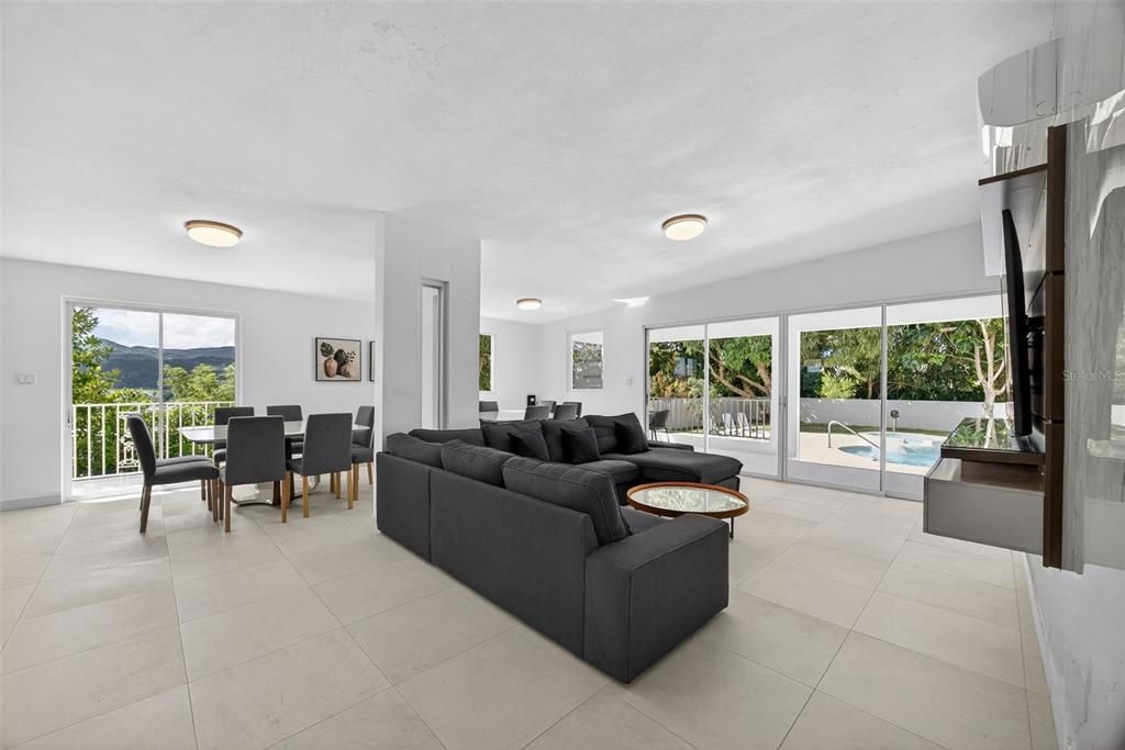 For Sale: $1,395,000 (5 beds, 5 baths, 2867.19 Square Feet)