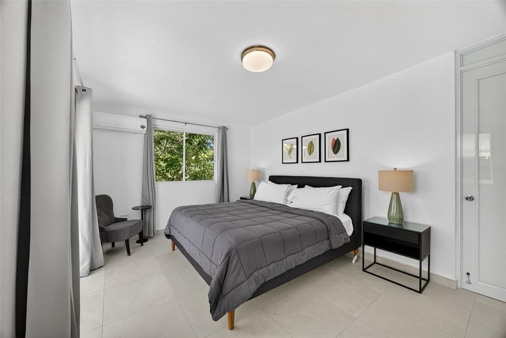 For Sale: $1,395,000 (5 beds, 5 baths, 2867.19 Square Feet)