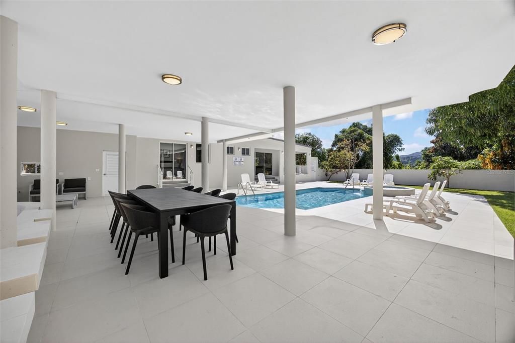 For Sale: $1,395,000 (5 beds, 5 baths, 2867.19 Square Feet)