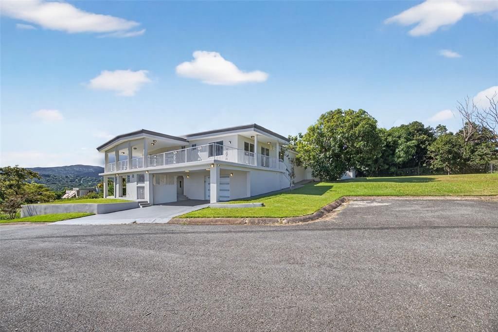 For Sale: $1,395,000 (5 beds, 5 baths, 2867.19 Square Feet)