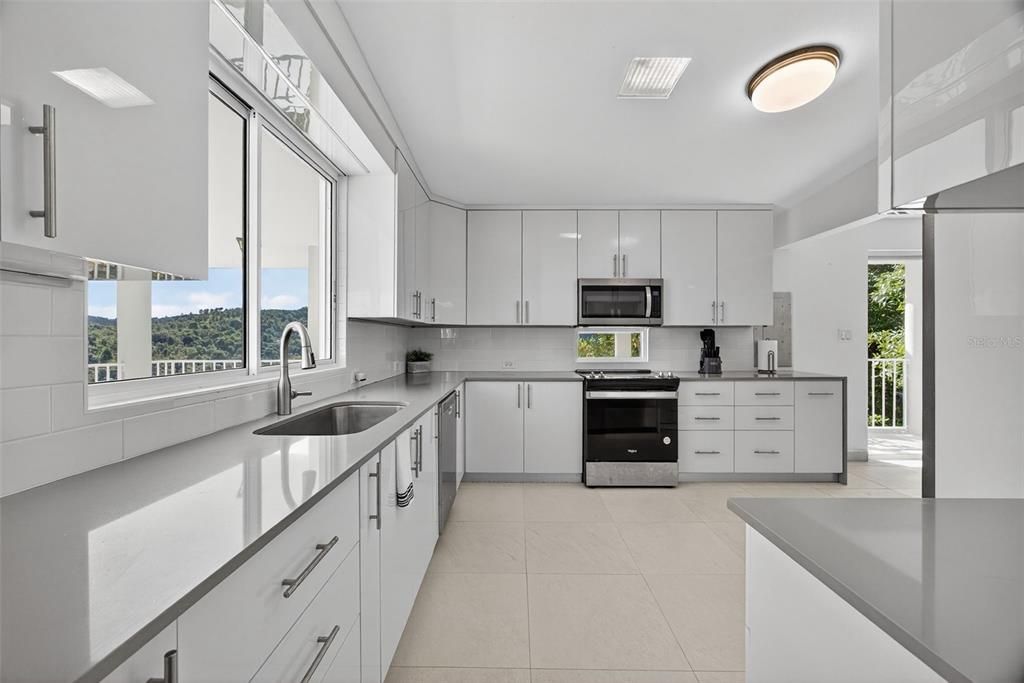 For Sale: $1,395,000 (5 beds, 5 baths, 2867.19 Square Feet)