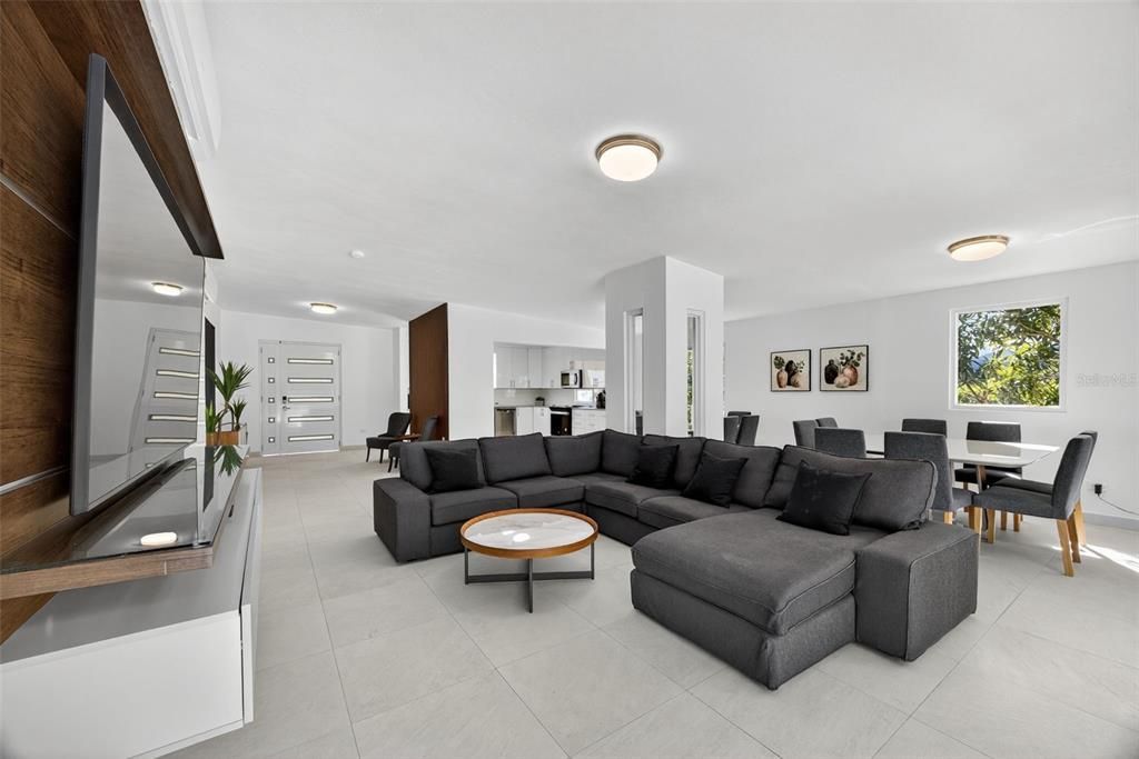 For Sale: $1,395,000 (5 beds, 5 baths, 2867.19 Square Feet)