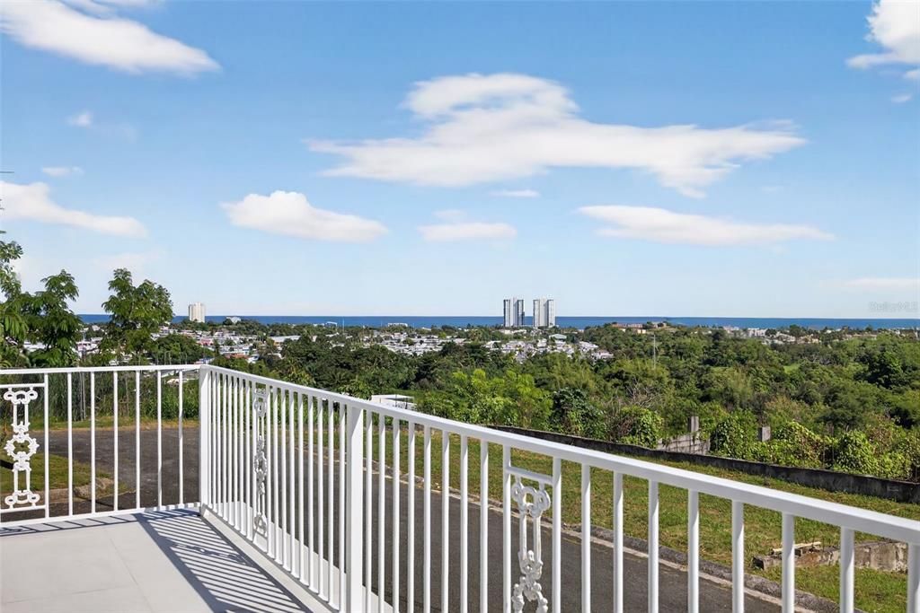 For Sale: $1,395,000 (5 beds, 5 baths, 2867.19 Square Feet)