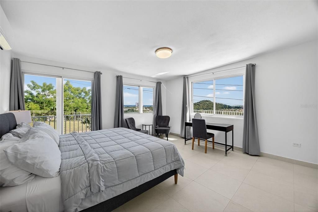 For Sale: $1,395,000 (5 beds, 5 baths, 2867.19 Square Feet)