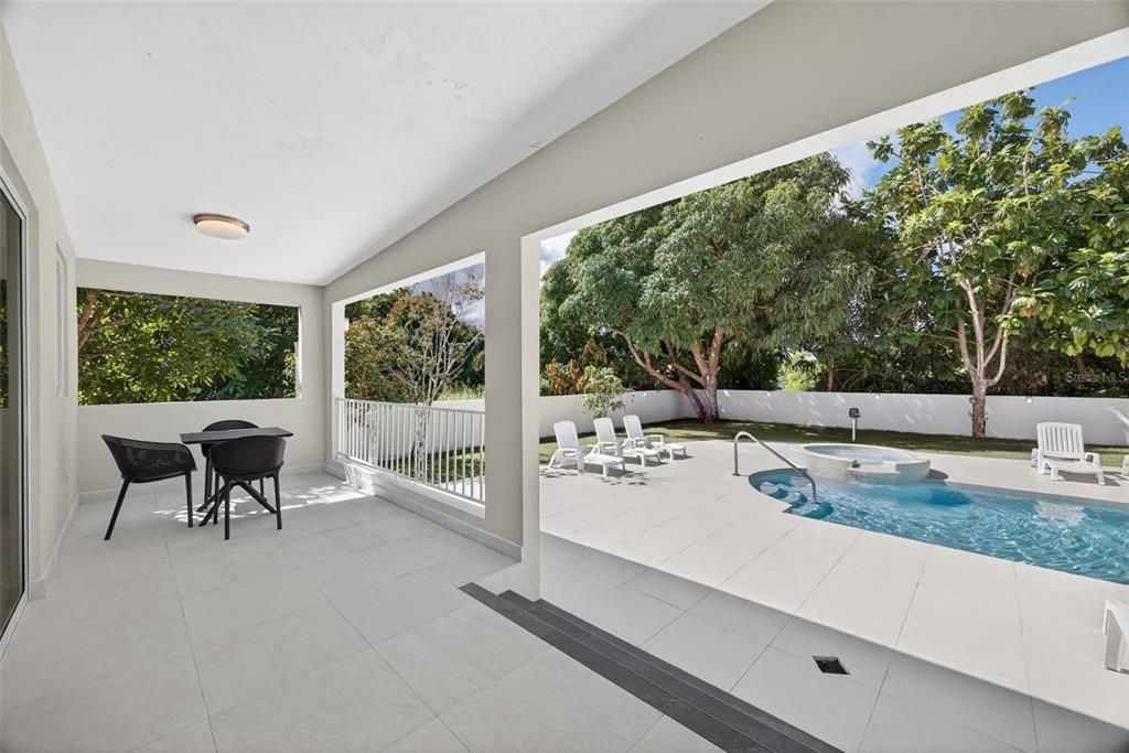 For Sale: $1,395,000 (5 beds, 5 baths, 2867.19 Square Feet)