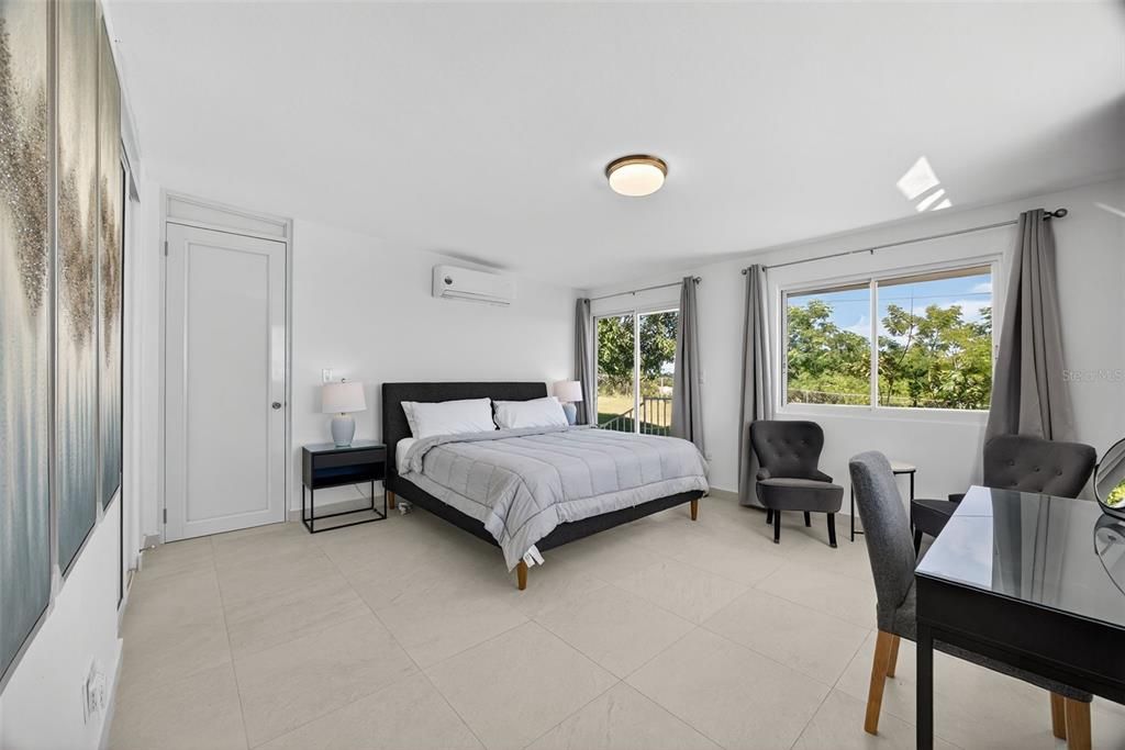 For Sale: $1,395,000 (5 beds, 5 baths, 2867.19 Square Feet)