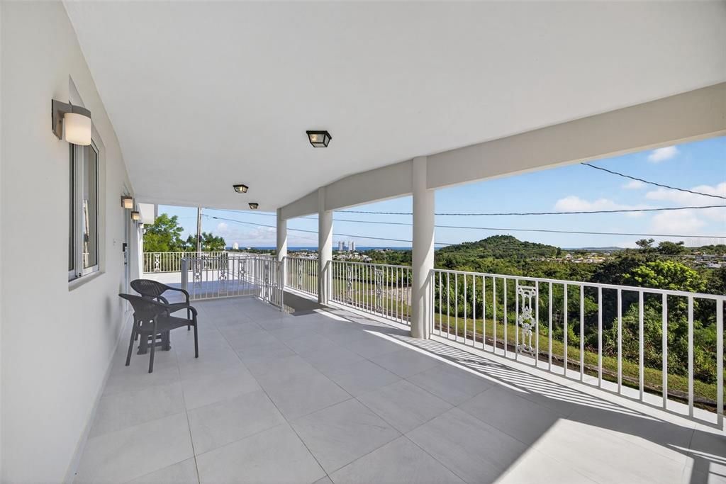 For Sale: $1,395,000 (5 beds, 5 baths, 2867.19 Square Feet)