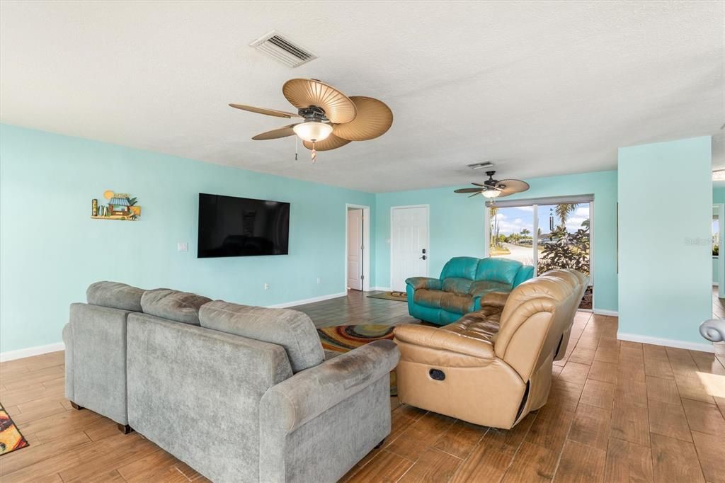 For Sale: $493,000 (3 beds, 2 baths, 1532 Square Feet)