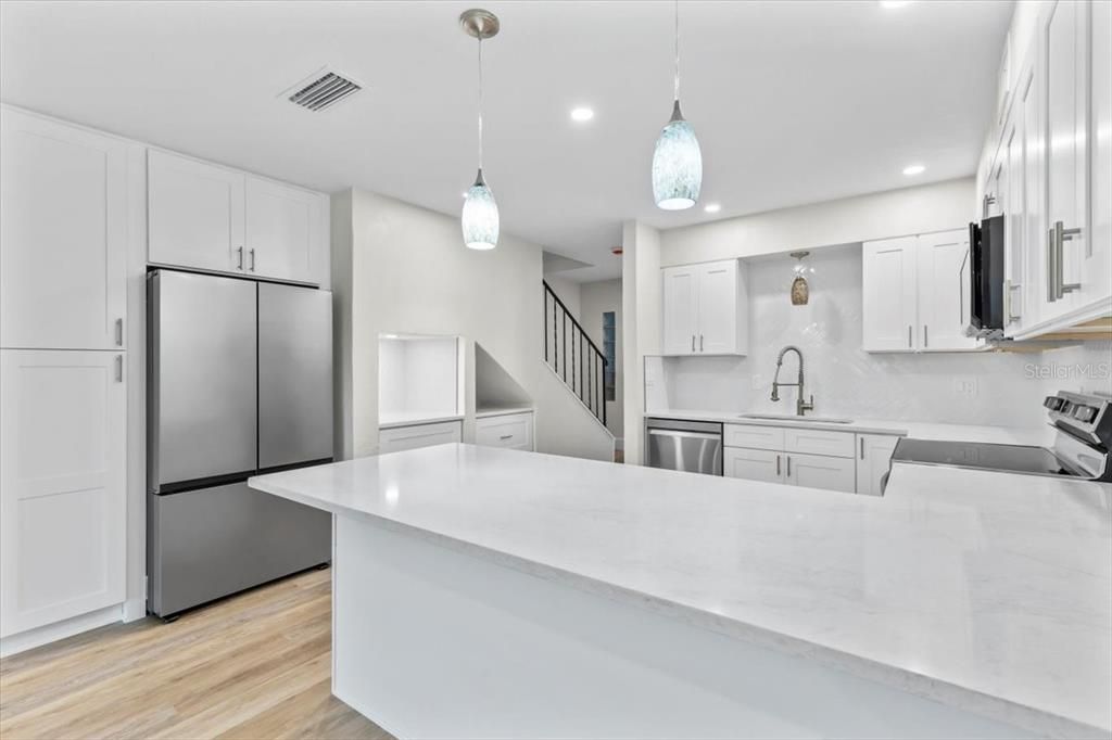 На продажу: $299,900 (2 спален, 2 ванн, 1184 Квадратных фут)