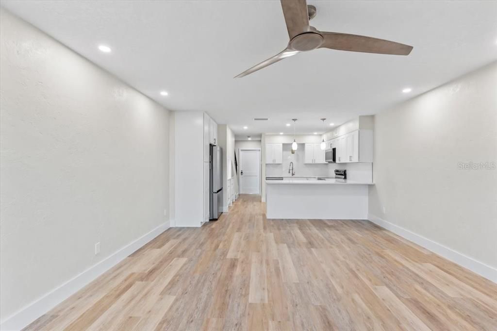 На продажу: $299,900 (2 спален, 2 ванн, 1184 Квадратных фут)