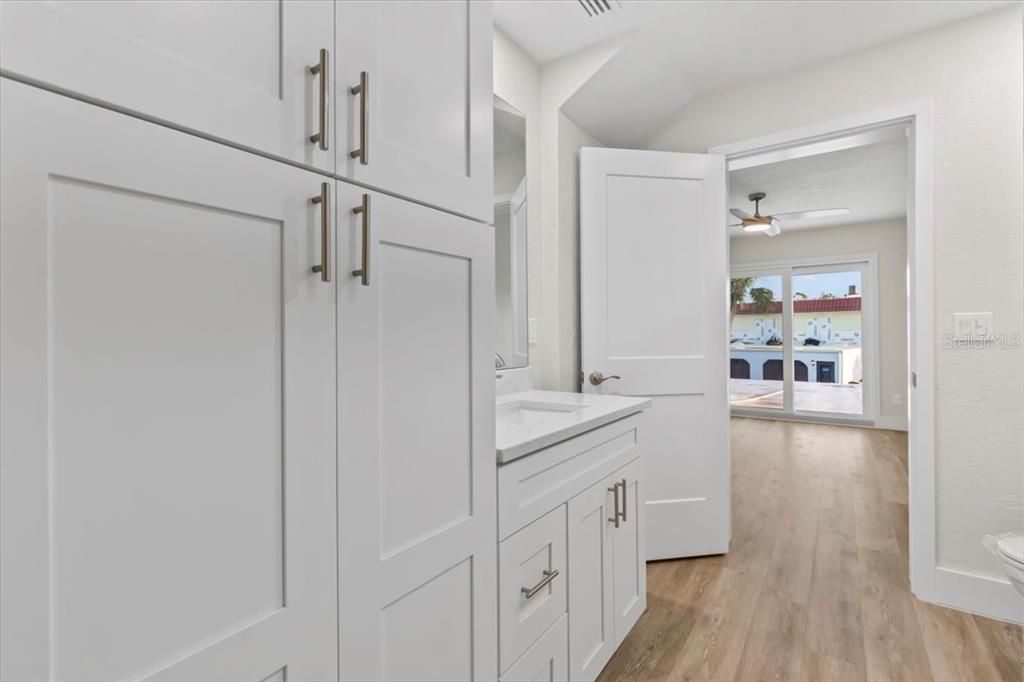 На продажу: $299,900 (2 спален, 2 ванн, 1184 Квадратных фут)