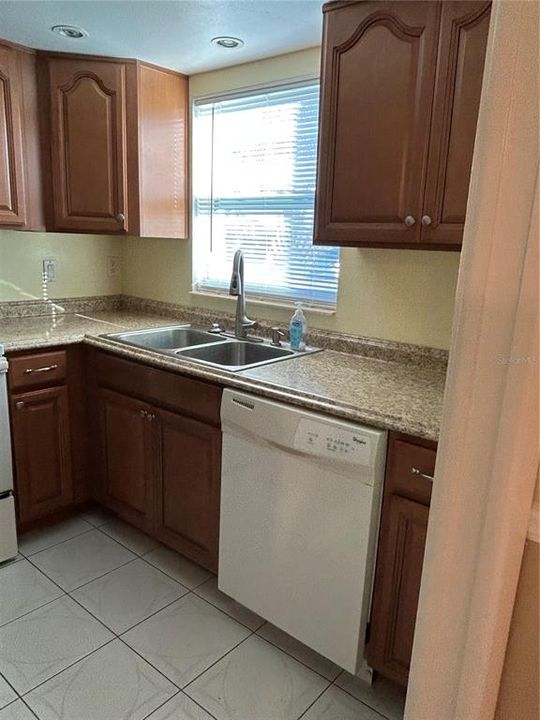 For Rent: $1,700 (2 beds, 2 baths, 1000 Square Feet)