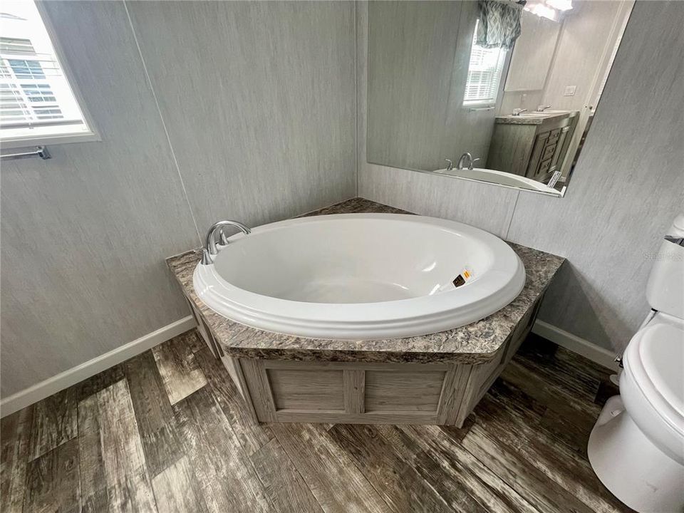 待售: $205,000 (4 贝兹, 2 浴室, 1378 平方英尺)