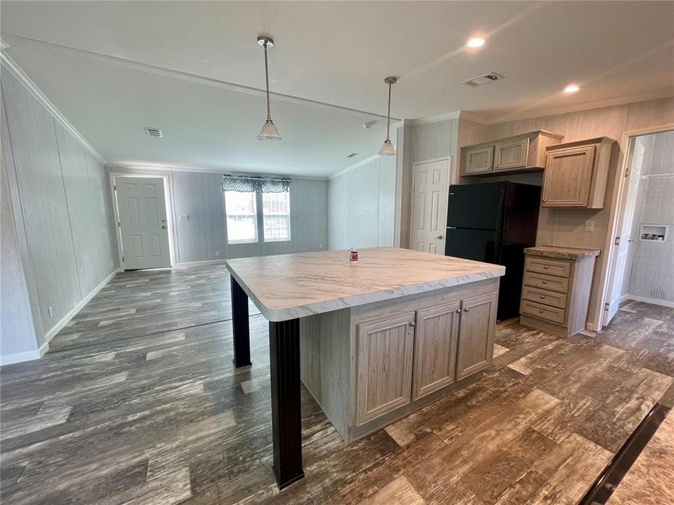 待售: $205,000 (4 贝兹, 2 浴室, 1378 平方英尺)