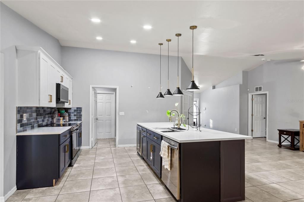 待售: $399,900 (4 贝兹, 2 浴室, 1710 平方英尺)