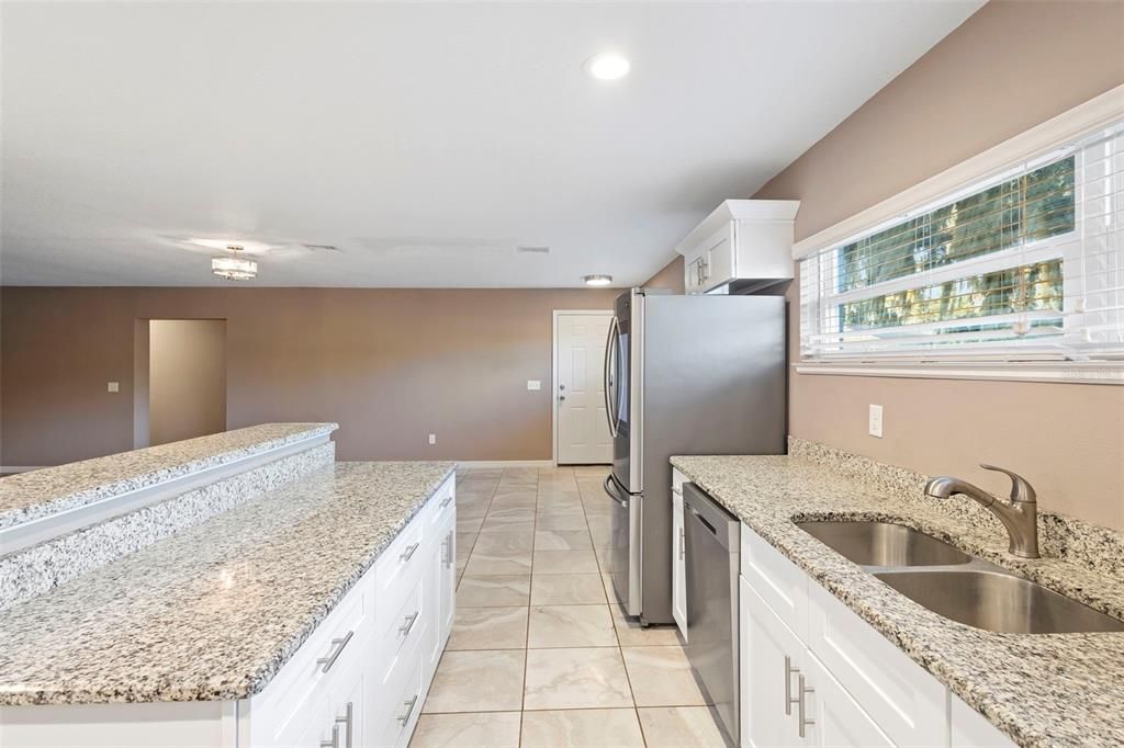 待售: $350,000 (4 贝兹, 2 浴室, 1980 平方英尺)