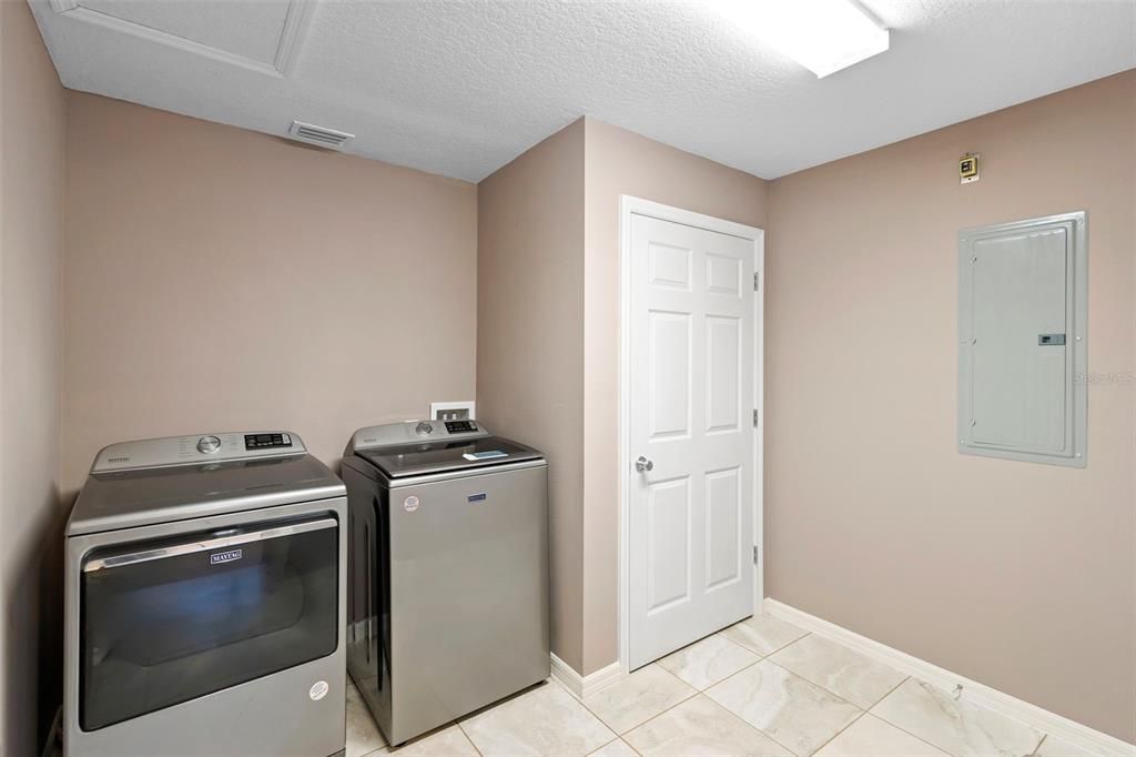 待售: $350,000 (4 贝兹, 2 浴室, 1980 平方英尺)