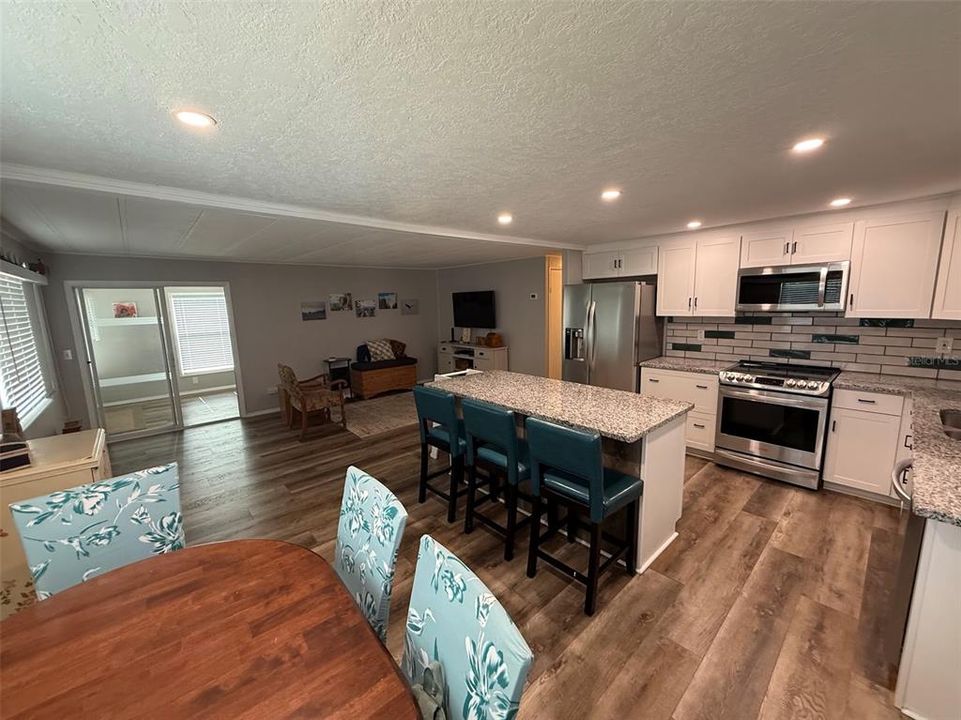 На продажу: $149,900 (3 спален, 2 ванн, 984 Квадратных фут)