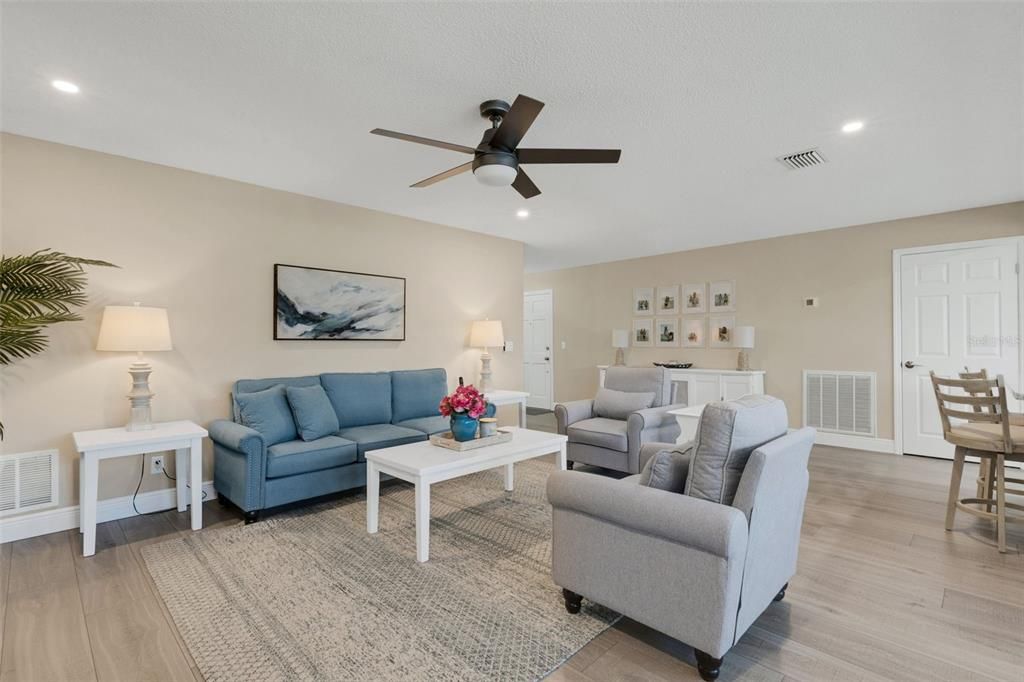 For Sale: $222,900 (2 beds, 1 baths, 1285 Square Feet)