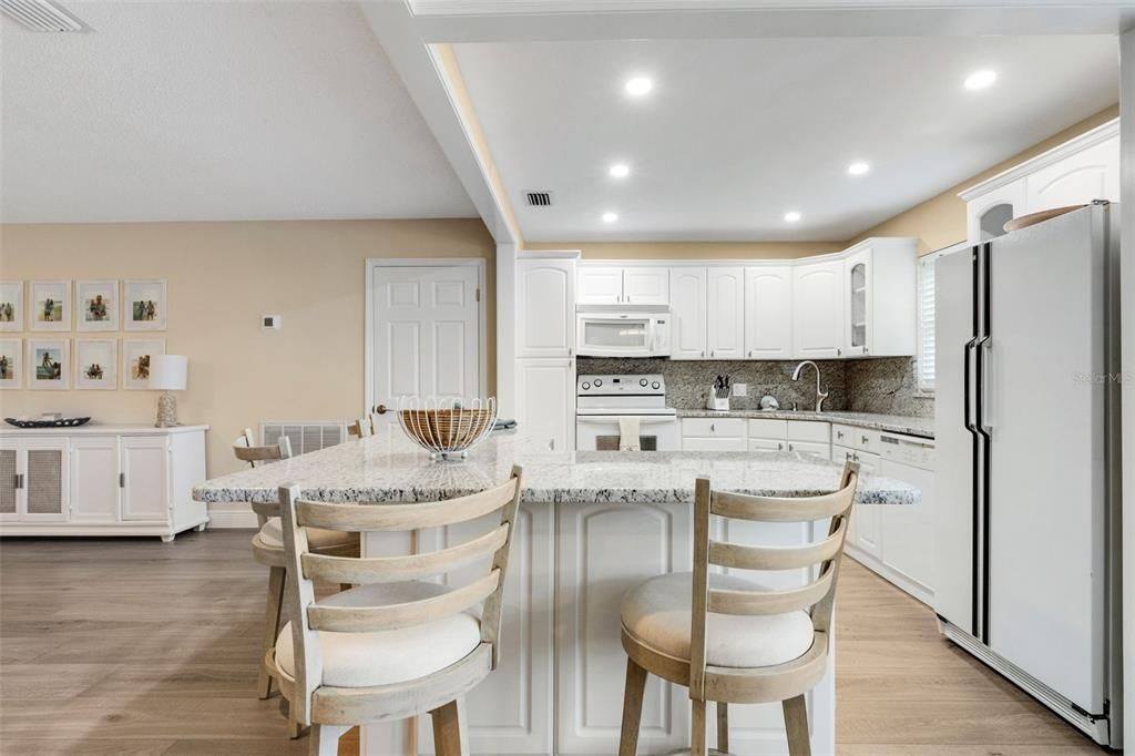 For Sale: $222,900 (2 beds, 1 baths, 1285 Square Feet)