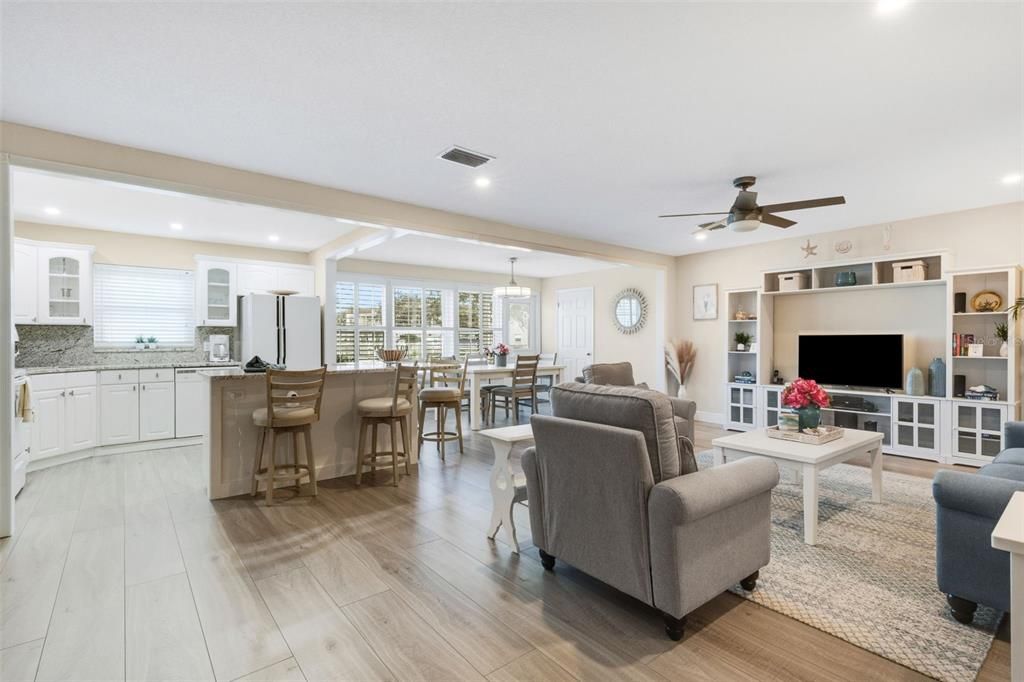 For Sale: $222,900 (2 beds, 1 baths, 1285 Square Feet)