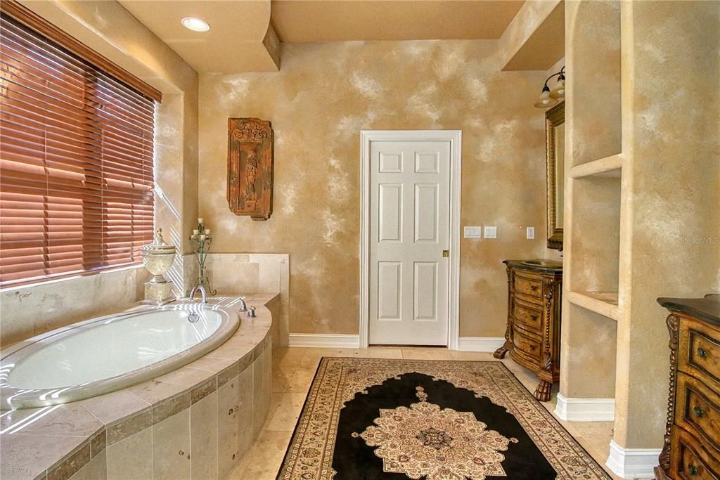 For Rent: $6,500 (3 beds, 3 baths, 3136 Square Feet)