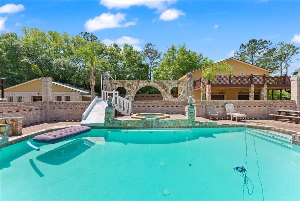 En Venta: $995,000 (5 camas, 6 baños, 6158 Pies cuadrados)