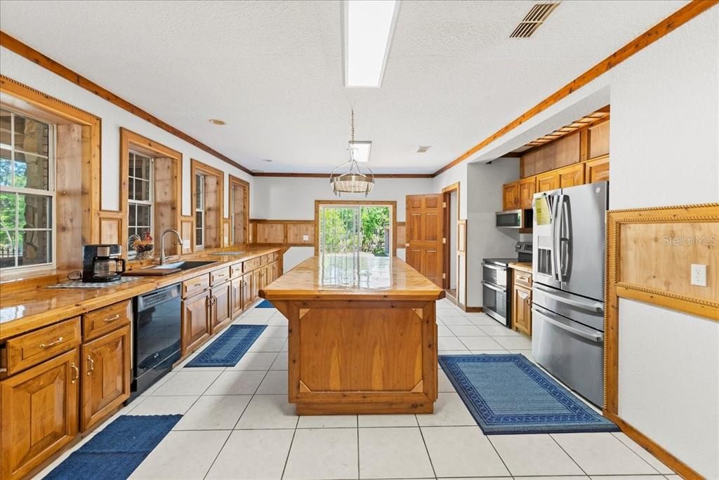 En Venta: $995,000 (5 camas, 6 baños, 6158 Pies cuadrados)