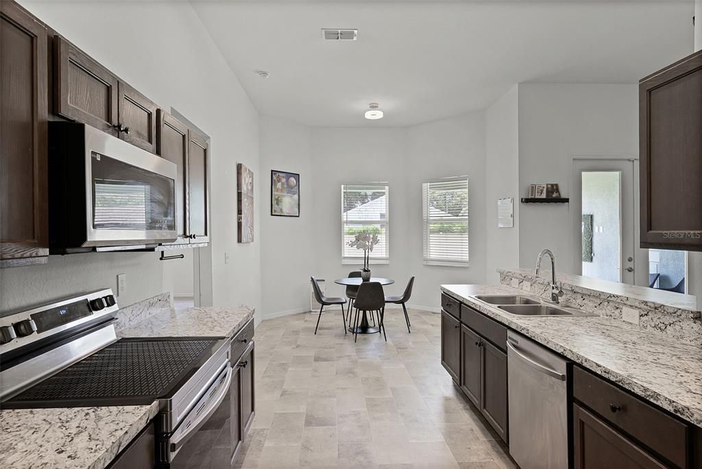 出租: $2,500 (4 贝兹, 3 浴室, 2447 平方英尺)