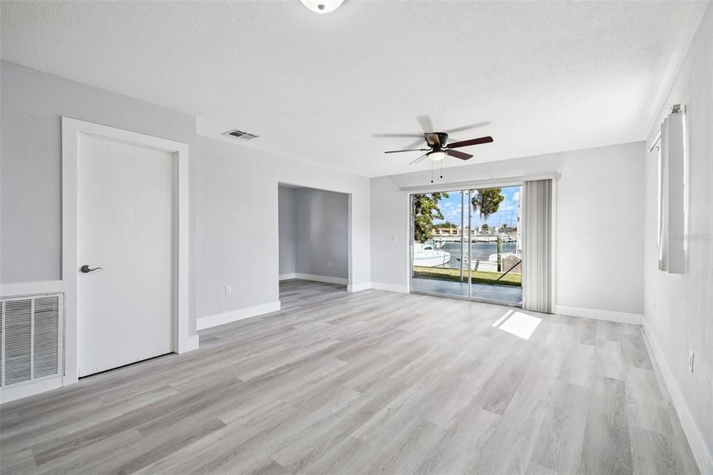 На продажу: $440,000 (2 спален, 1 ванн, 945 Квадратных фут)