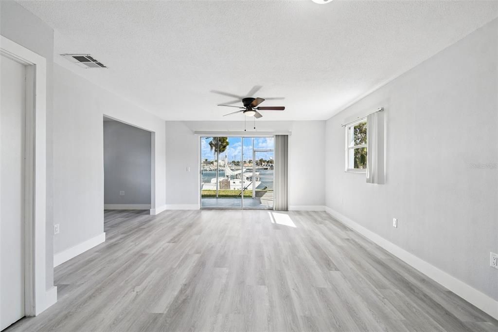 На продажу: $440,000 (2 спален, 1 ванн, 945 Квадратных фут)