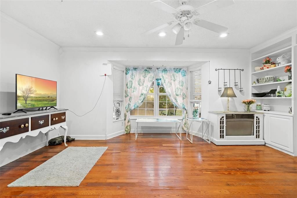 На продажу: $395,000 (4 спален, 2 ванн, 2327 Квадратных фут)